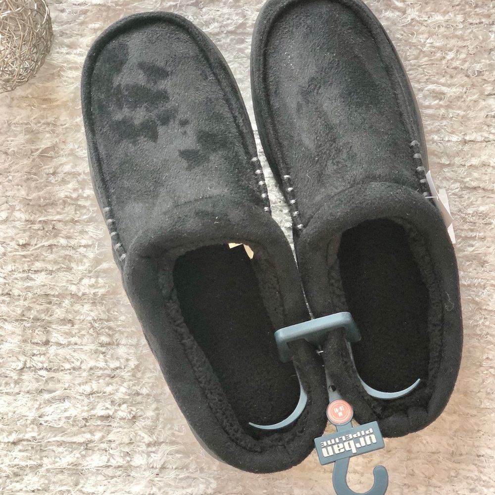 New w/tags Men’s Slippers lined with Hard bottoms